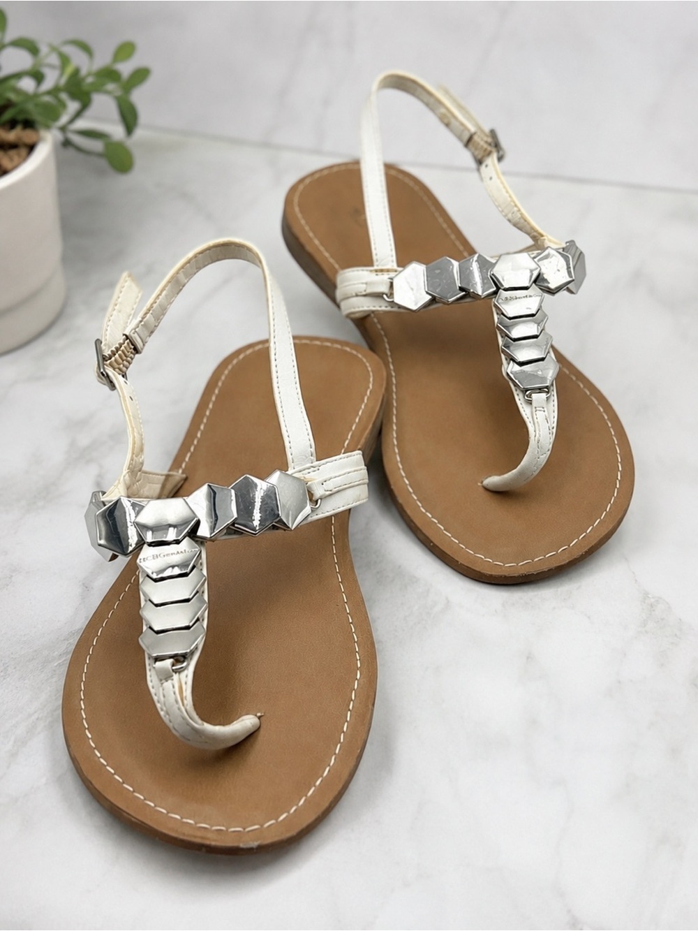 BCBG Blayre Flat T-Strap Thong Sandals White Silver Size 7 Flip Flop Slingback